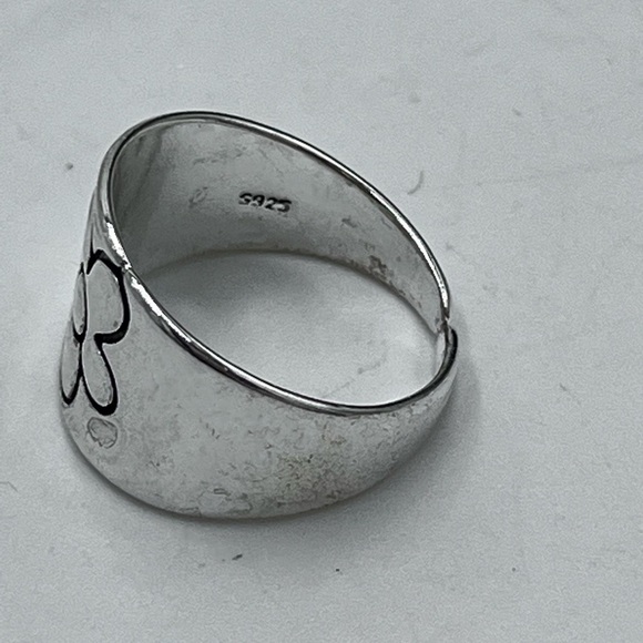 Sterling Silver With A Daisy Flower Ring
925 Sz 7.5 slightly adjustable - Picture 8 of 11